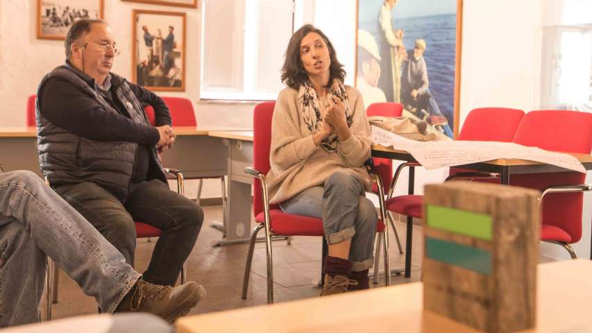 Duas pessoas a debater sobre a Rota Vicentina