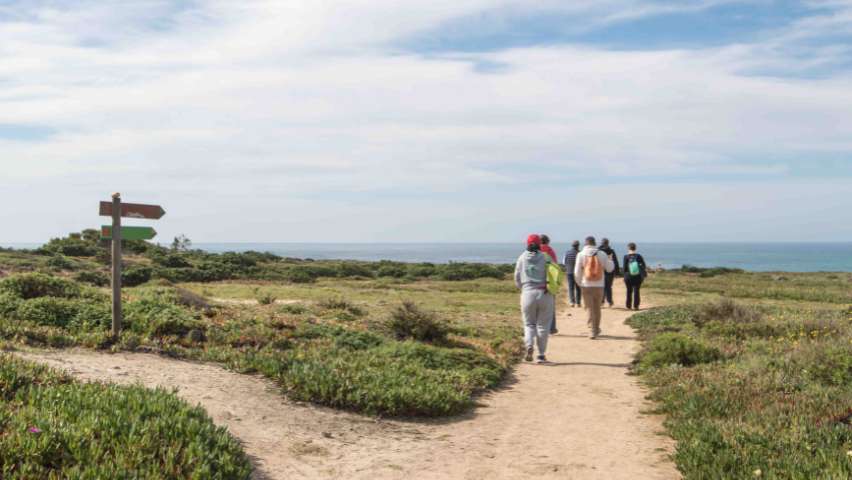 Pessoas a caminhar na Rota Vicentina