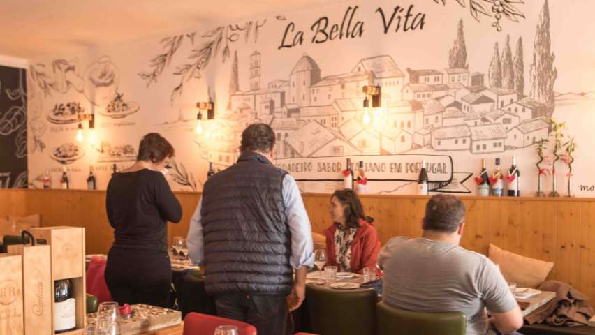 Pessoas a almoçar no restaurante La Bella Vita em Porto Covo