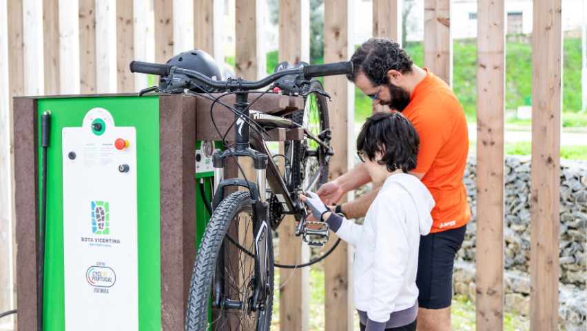 Família numa bike station