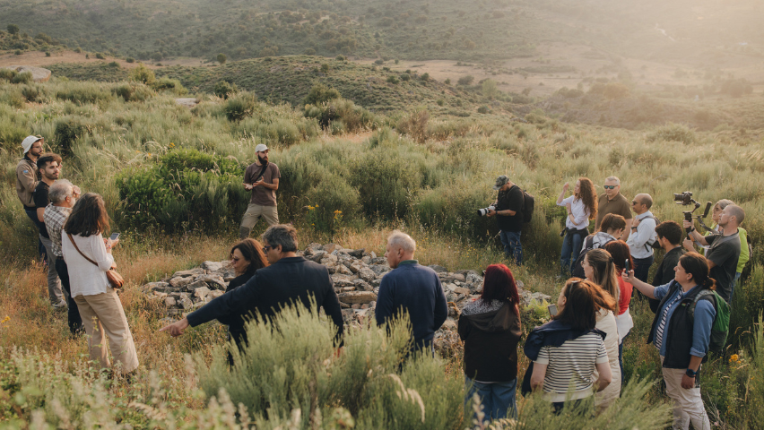 Um grupo de pessoas em circulo no campo