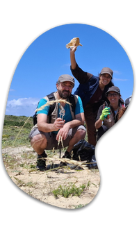 Homem agachado a rir