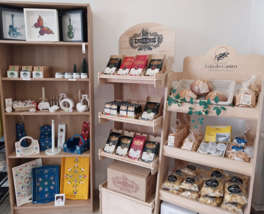 Prateleiras com produtos variados para venda