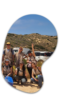 Mulher rindo de braço no ar