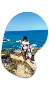 Mulher faz o V de vitória com os dedos