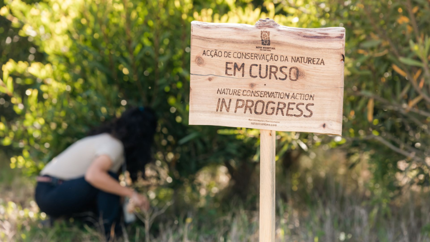 Placa indicativa de trabalhos em curso no exterior